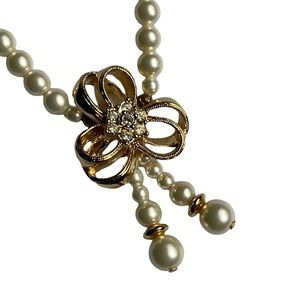 Avon faux pearl with gold and rhinestone accents necklace in euc